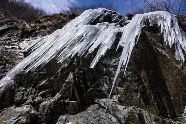 Mountain Slopes Covered Ice Icicles Winter Snow Melting Cold Temperature — Stock Photo, Image