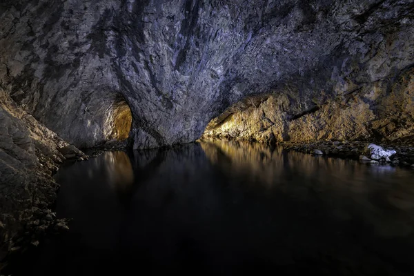 Yeraltı Nehri ve uzun pozlama gösterisinde açık açıklıklar olan mağara