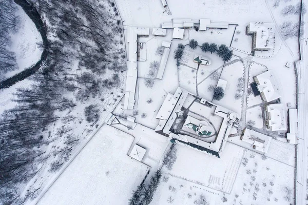 Kar ile büyüleyici bir kış manzarası güzel bir manastır Romanya Hava dron fotoğraf ayarlayın