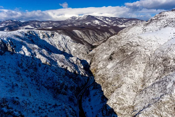 Kış dağ manzarası ile karlı Nehri Vadisi hava bir dron vurdu
