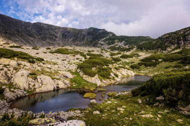 Buzul gölleri ve bozulmamış doğa ile Romanya Karpatlar Parang dağlarda