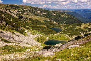 Güzel yaz günü sırasında Romanya yüksek Karpat dağlarında güzel buzul gölleri