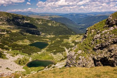 Buzul gölleri ve yeşil vadileri ile Romanya Karpat Dağları Alp peyzaj
