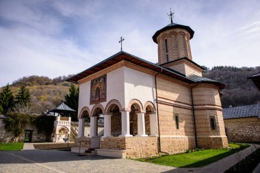 Güneşli bir günde Bizans kilise mimarisi ile Hıristiyan manastır