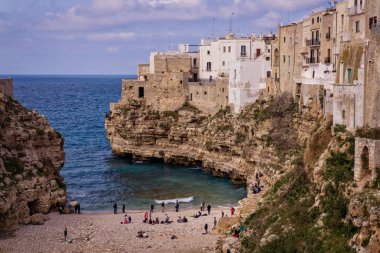 Polignano a Mare Puglia, denizin üstüne inşa küçük şirin bir köy İtalyan sahil üzerinde çarpıcı beach
