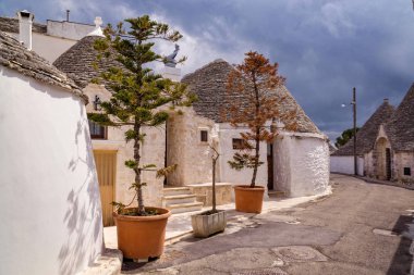 Alberobello İtalyan town tipik trulli ile sokakta konik çatı ile evler