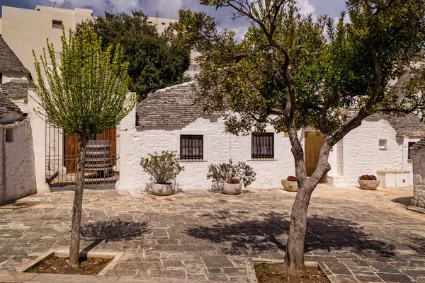 Akdeniz atmosferinin Alberobello town Güney İtalya bir sokakta