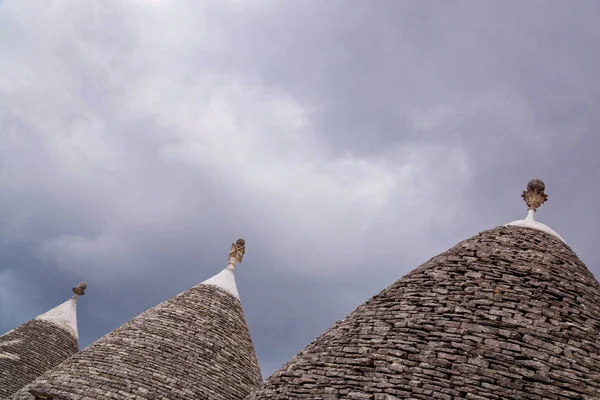 Puglia İtalya Alberobello şehrin muhteşem konik taş çatılar