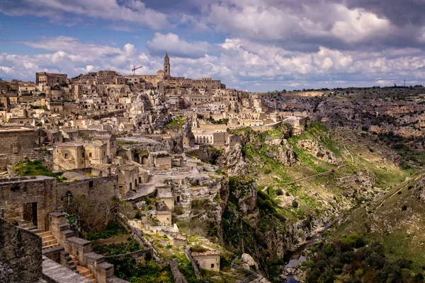 Matera şehir Güney İtalya'şaşırtıcı doğal Panoraması ile sokakları ve harika bir kültürel hedef olun taş binalar, Labirent