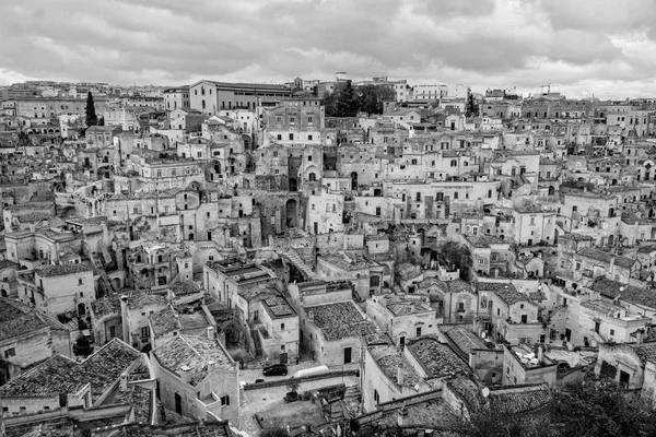 Matera İtalya Antik şehir Basilicata, onun eski taş evleri ve sokakları siyah beyaz görünümü