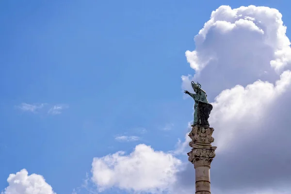 Bir gökyüzü arka plan şehrin Lecce, İtalya'nın ünlü sütun heykele