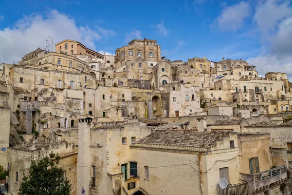Rock ve mağara konutlar ile Güney İtalya'nın eski Matera hedefindeki sokakların labirent