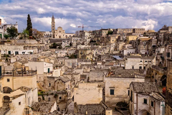 Taşlı Güney İtalya'tarihsel Matera şehrin görkemli mimari evler ve mağaralar