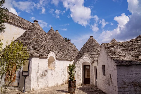 Alberobello İtalyan hedef tipik konik taş çatılar ve beyaz duvarlar ile şaşırtıcı mimarisinde