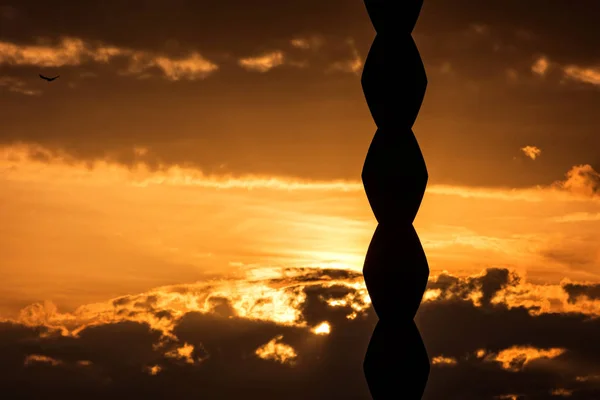 Golden sunset arka plan üzerinde ünlü sonsuz sütun anıt Constantin Brancusi tarafından