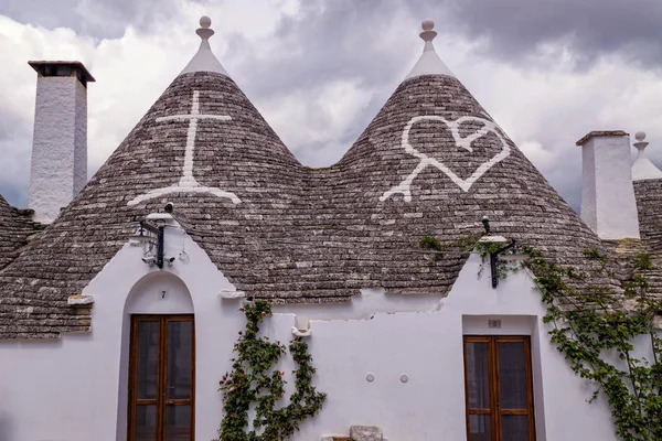 Alberobello İtalya benzersiz mimari konik taş çatılar ve boyalı sembollerle