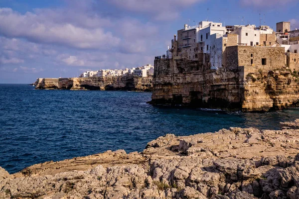 Polignano a Mare, İtalyan sahil, Puglia, deniz kaya üzerine inşa edilmiş evleri ile üzerinde tipik bir köyü