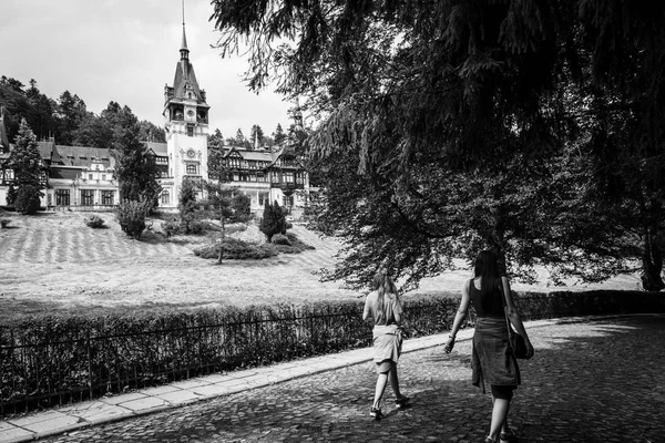 Romanya, ünlü Peles Sarayı önünde geçen iki genç kız ateş siyah-beyaz