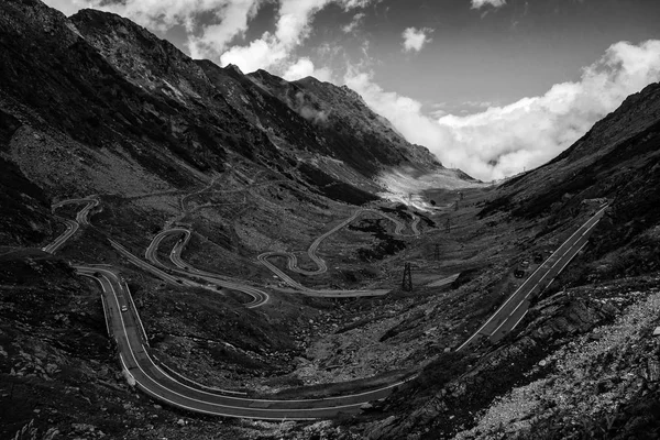 Dolambaçlı Transfagarasan dağ yol Romanya Karpatlar yüksek tek renkli resim