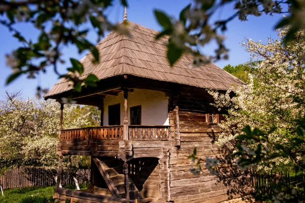Casa Madeira Velha Com Arquitetura Rural Tradicional Romênia Dentro Jardim — Fotografia de Stock