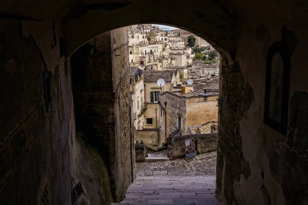 Vecchie Case Pietra Matera Viste Attraverso Tunnel Arco — Foto Stock