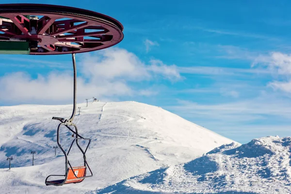 Arka plan bir kar ile sandalye teleferik'in Romanya Karpatlar şapkalı