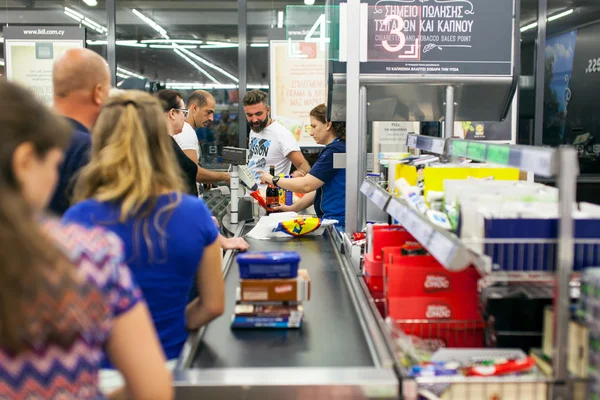 Customers paying for shopping at a supermarket. Line at the cash — Stock Photo, Image
