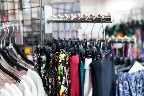 Ropa sobre raíl en tienda de ropa — Foto de Stock