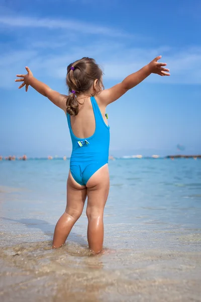 Mała dziewczynka dziecko stojąc na plaży — Zdjęcie stockowe