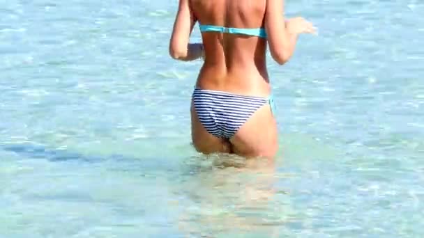Sexy woman in bikini going into the sea — Stock Video