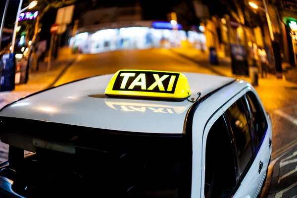 Taksi işareti bir araç çatı üzerinde — Stok fotoğraf