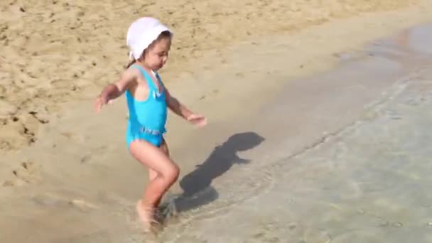 Linda niña jugando en el mar — Vídeos de Stock