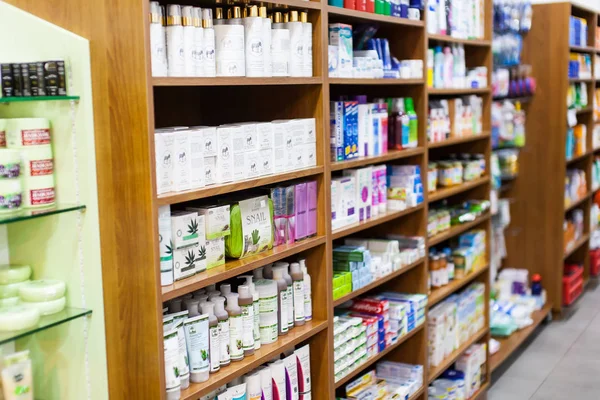 Hyllor med läkemedel på apotek — Stockfoto