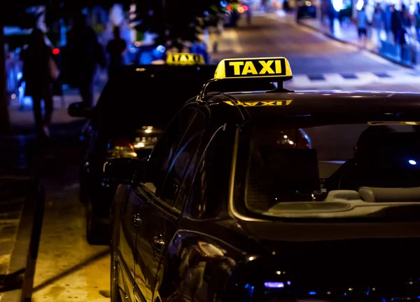 Taxi skylt på taket på en bil — Stockfoto