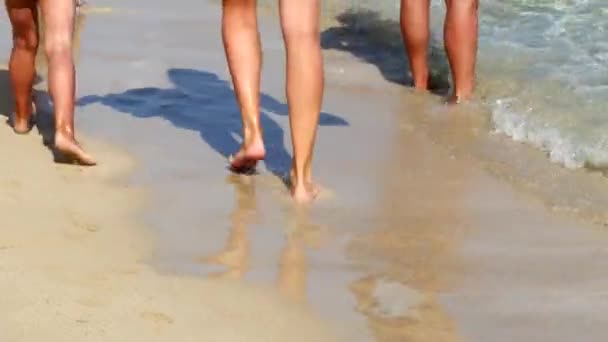 Menschen Beine am Strand — Stockvideo