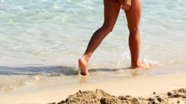 Περπάτημα γυναίκα στην παραλία — Αρχείο Βίντεο