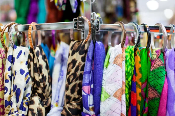 Lenços femininos pendurados em uma loja — Fotografia de Stock