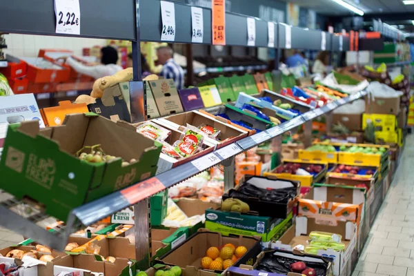 Фрукты и овощи на полках супермаркета — стоковое фото