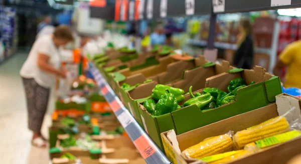 Фрукты и овощи на полках в торговом центре — стоковое фото