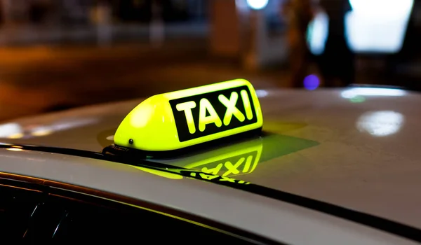 Taksi işareti bir araç çatı üzerinde — Stok fotoğraf