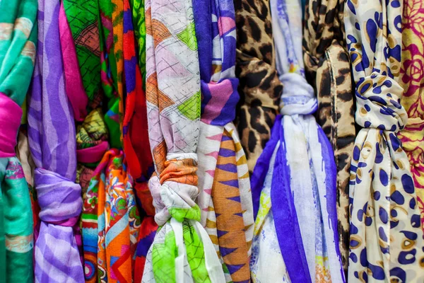 Жіночі шарфики висять в магазині — стокове фото