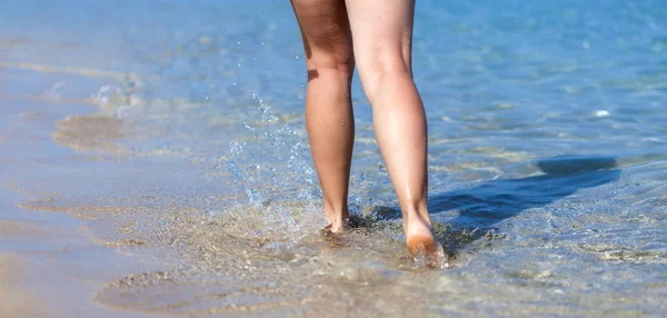Tanned sexy pernas na praia — Fotografia de Stock