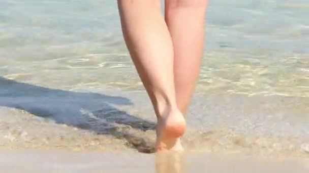 在海滩上晒得黑黑的性感的腿 — 图库视频影像