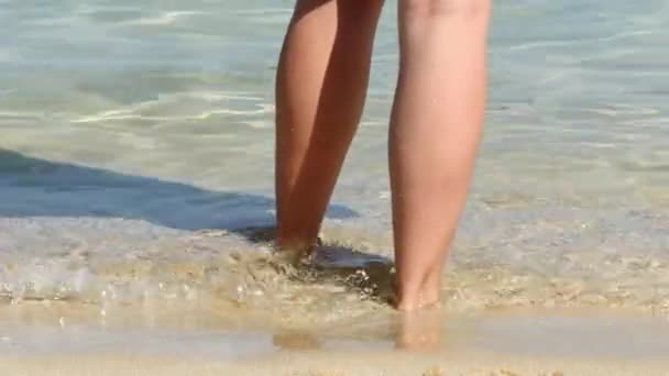 Tanned sexy legs on the beach — Stock Video