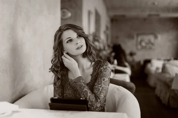 Žena sedí v kavárně s tabletem — Stock fotografie