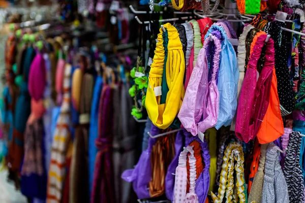 Foulards pour femmes suspendus dans un magasin — Photo