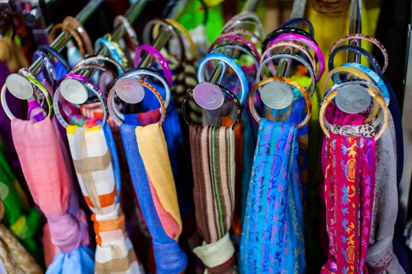 Foulards pour femmes suspendus dans un magasin — Photo