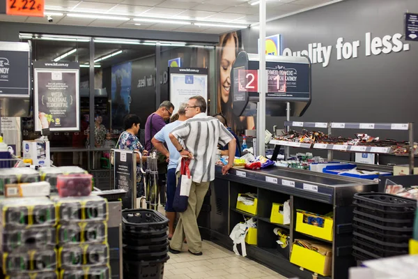 Klienci płacąc za zakupy w supermarkecie. Linia w gotówce — Zdjęcie stockowe
