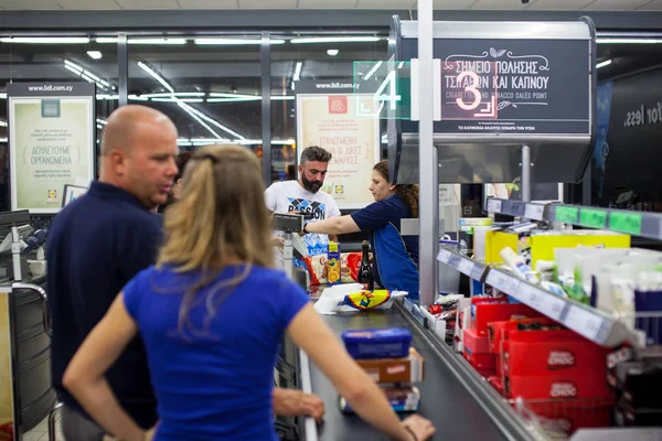 Clientes que pagan por comprar en un supermercado. Línea en el efectivo — Foto de Stock