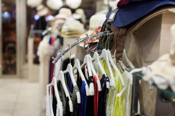 Ropa sobre raíl en tienda de ropa — Foto de Stock